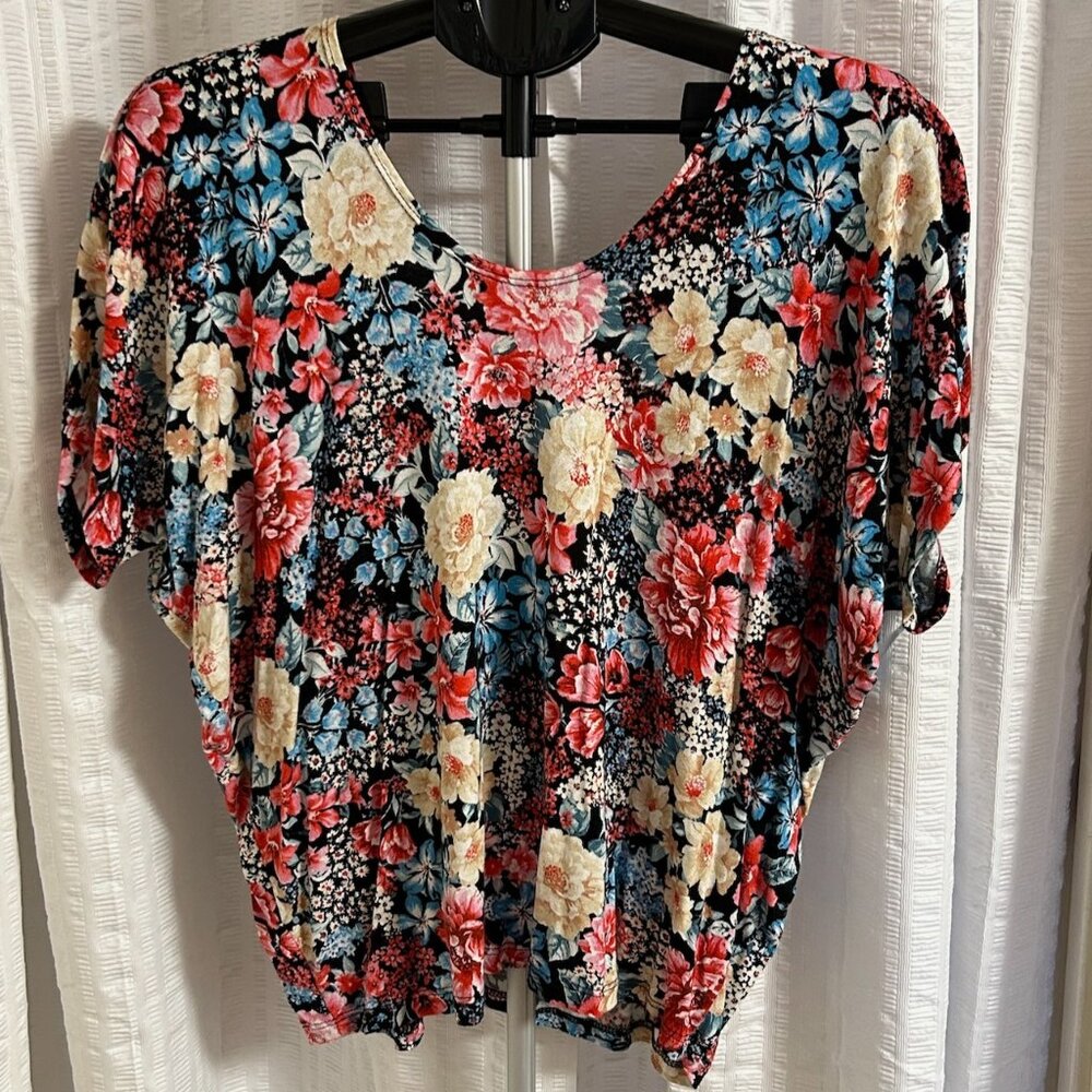 Kim & Cami brightly-colored floral knit top, size M, EUC